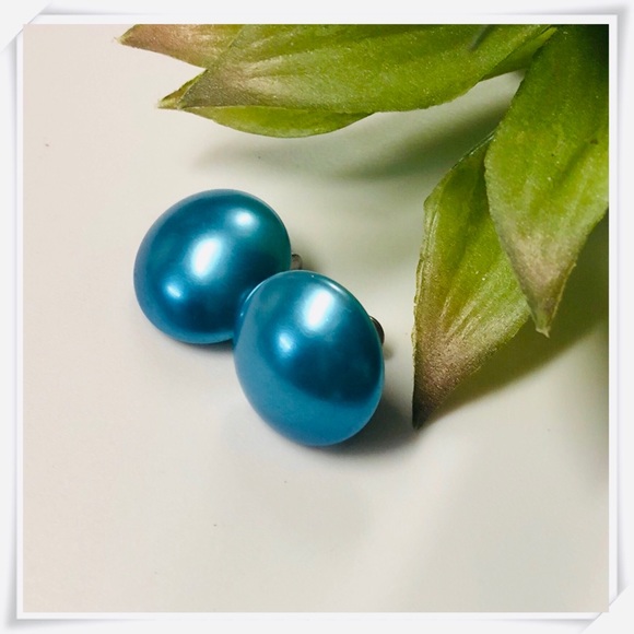 Vintage blue acrylic button earrings - Picture 2 of 6